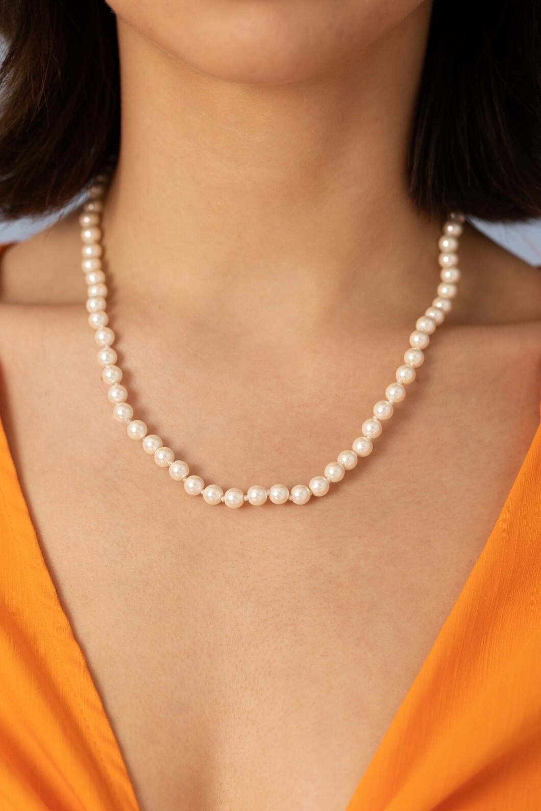 mujer joven llevando cadena collar 23 2149490496